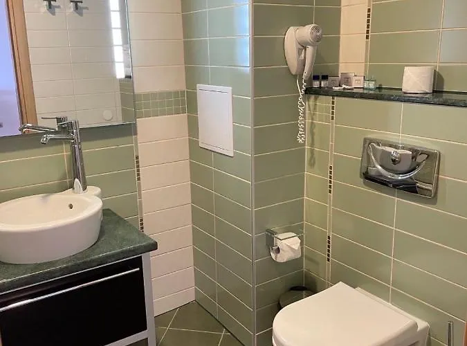 Private In Emerald 4*